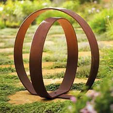 Σκουριασμένο μεταλλικό δαχτυλίδι γλυπτό